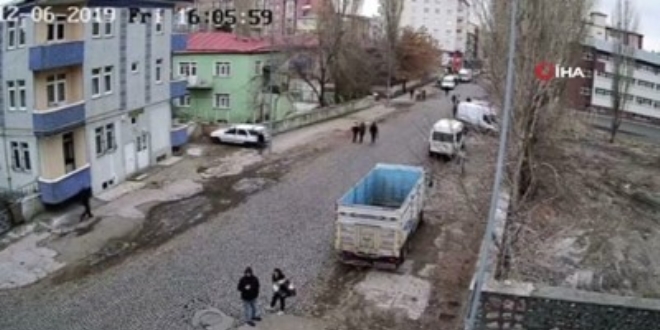 Kars'ta k�z lise ��rencisini g�pe g�nd�z b�yle ka��rd�lar