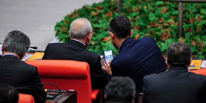 CHP'li Özel'in, Kılıçdaroğlu'na gösterdiği fotoğraflar merak uyandırdı