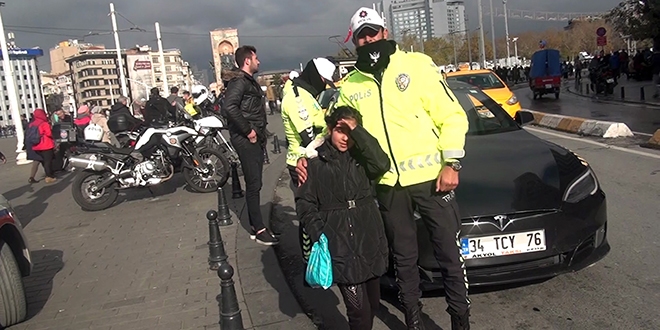 Üşüyen Suriyeli minik kıza polis şefkati