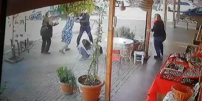 Kızlarını dövmekle suçladığı kız öğrencileri böyle kovaladı
