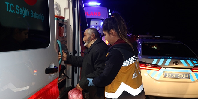 Erzincan'da yolcu otobs arampole utu: 20 yaral