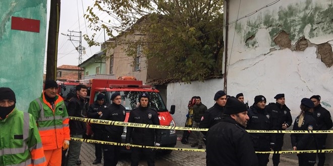 Konya'da kerpi bina kt: 3 kii hayatn kaybetti