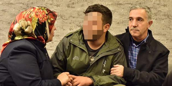 Hatice anne 4 y�ll�k hasretin ard�ndan o�lu ile kucakla�t�