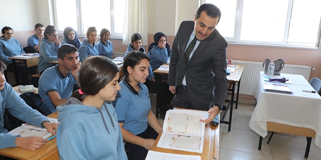 Vali Öksüz'ün okul ziyaretleri devam ediyor