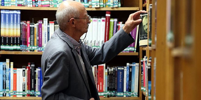 Huzurevi ile kütüphane arasında mekik dokuyor