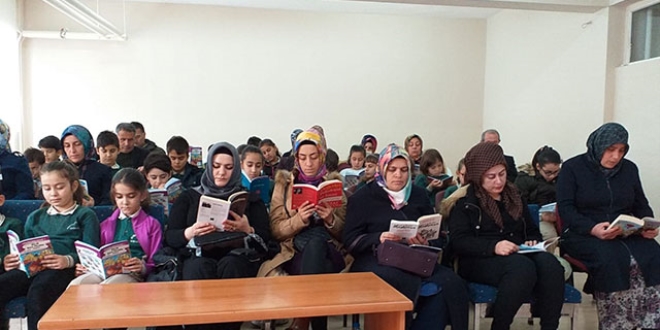 Veliler, çocuklarıyla aynı sırada kitap okuyor