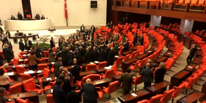 TBMM'de arbede çıktı: Vekiller birbirlerine küfür etti