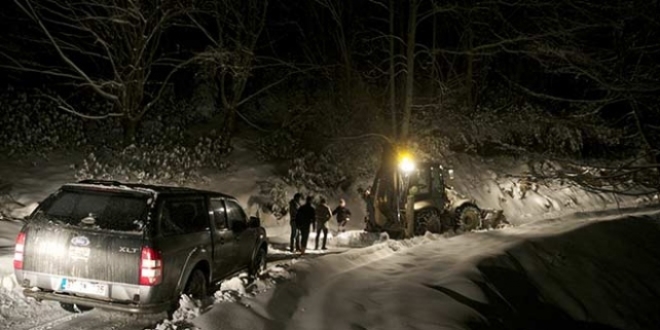 Artvin'de kar ve tipi nedeniyle yaylada mahsur kalan 2 ki�i kurtar�ld�