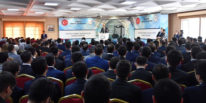 Hakim ve savcı adaylarına 70 puan şartı getirildi