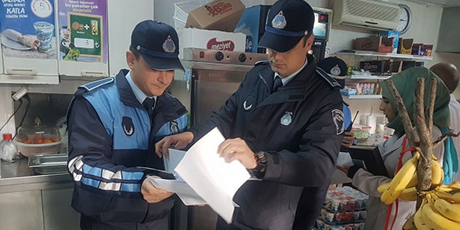 Şırınga çikolata okul çevresindeki bakkallarda satılıyor