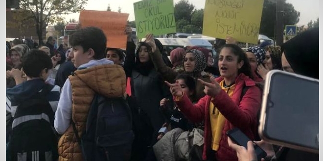 Sancaktepe'de veliler ve renciler, okul mdrn protesto etti