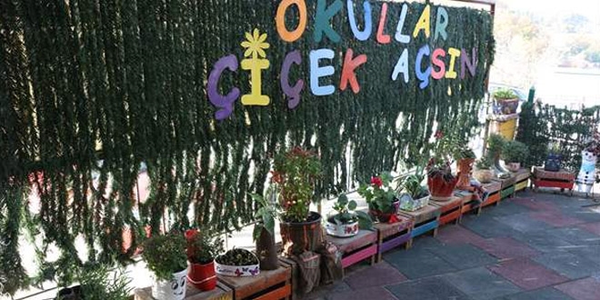 Okullar atık malzemelerle çiçek açıyor