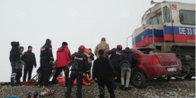 Yük treninin hemzemin geçitte çarptığı otomobildeki 3 kişi öldü