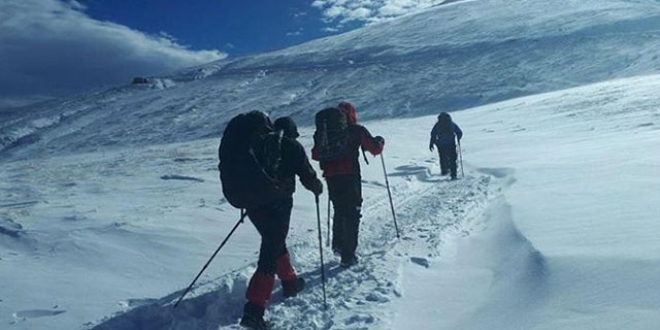 Kaybolan dağcılar için arama çalışmaları sürüyor