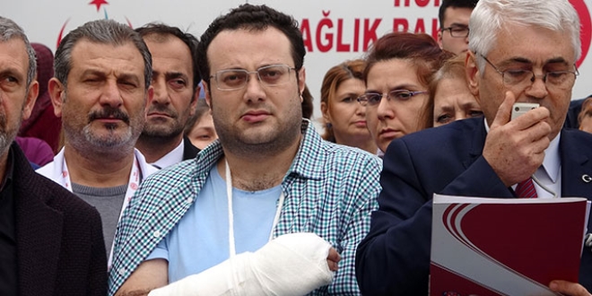 Doktorun el bileğini ve parmaklarını kırdılar