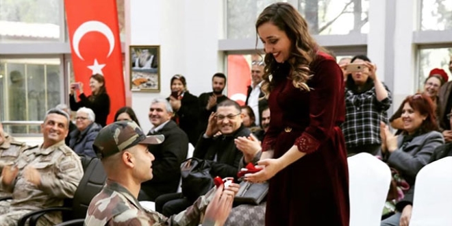Yemin töreninde kız arkadaşına evlilik teklif etti
