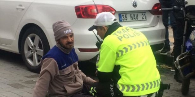 Trafik cezası yedi, yolda oturma eylemi yaptı