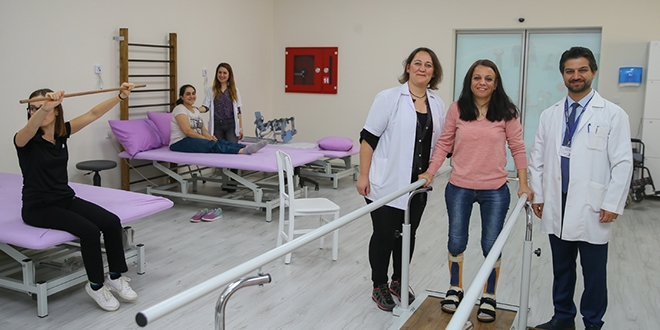 Babanın azmi felçli kızını yaşama bağladı