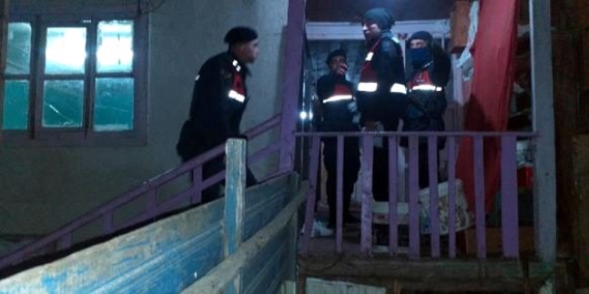 Hen�z 19 ya��ndayd�! Babas�n�n kur�unuyla �ld�