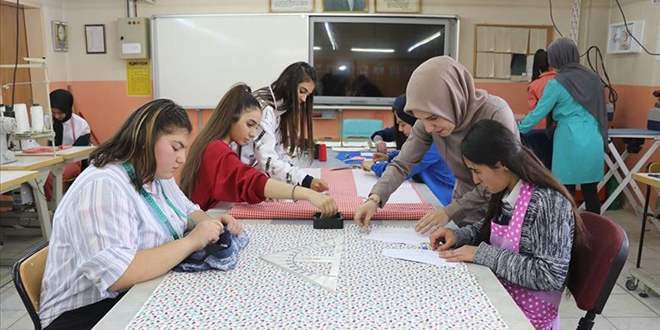 Atık kumaşlar Ağrılı kızların elinde yeniden hayat buluyor