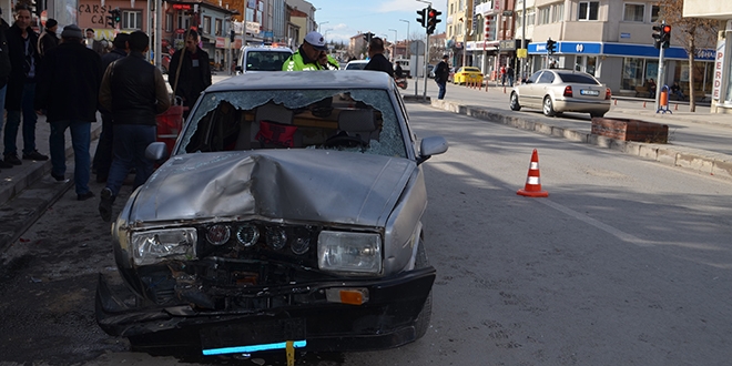 Ehliyetsiz s�r�c� 'drift' yaparken kaza yapt�: 2 yaral�