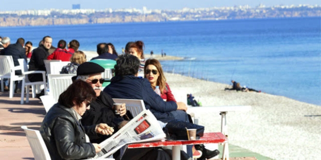Antalyalılar 'kış güneşi'nin keyfini çıkardı