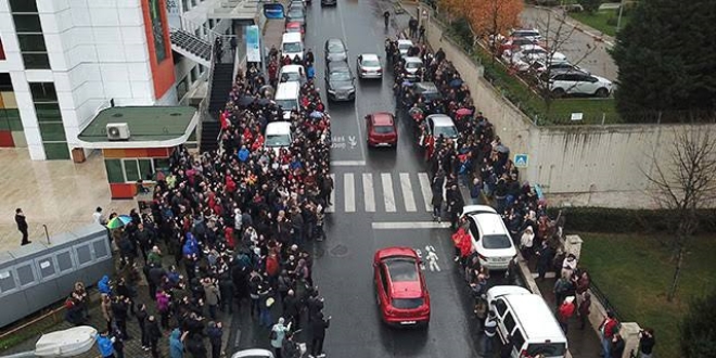 Okul önünde eylem yapan velilere kornalı destek