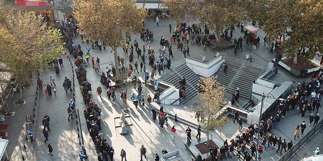 Eminönü'nde metrelerce 'umut' kuyruğu