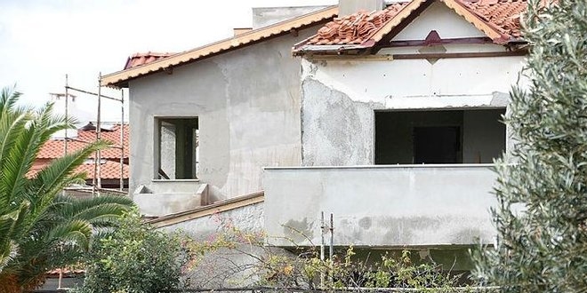 Belediye, Vekilin villasının kaçak bölümlerini yıkmak zorunda kaldı