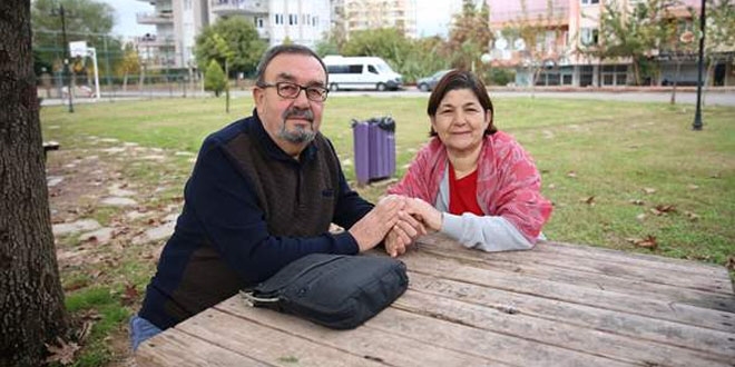 Çantasında taşıdığı yapay kalbine gözü gibi bakıyor