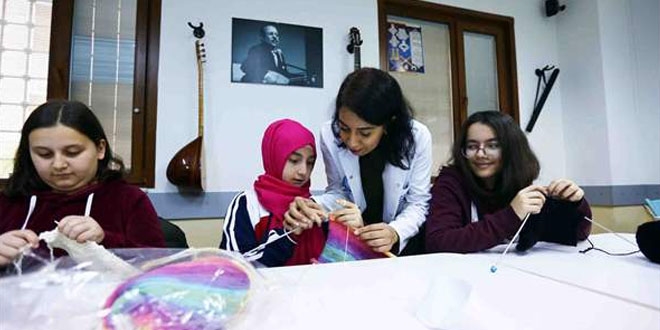 Öğrenciler örgü örerek matematik öğreniyor