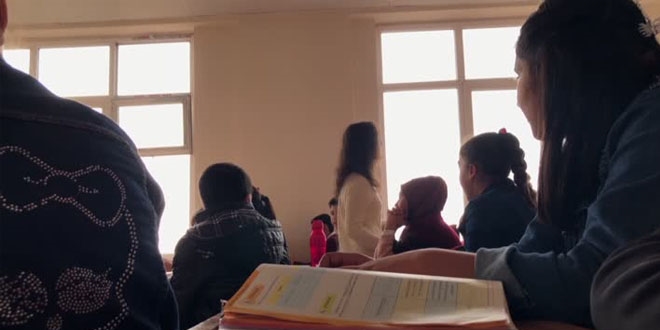 Sema öğretmen okulda öğrencilerini koroda yöre halkını müzikle buluşturuyor