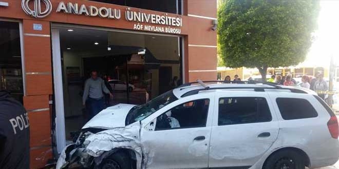 Otomobil açıköğretim bürosuna çarptı: 1 ölü, 2 yaralı