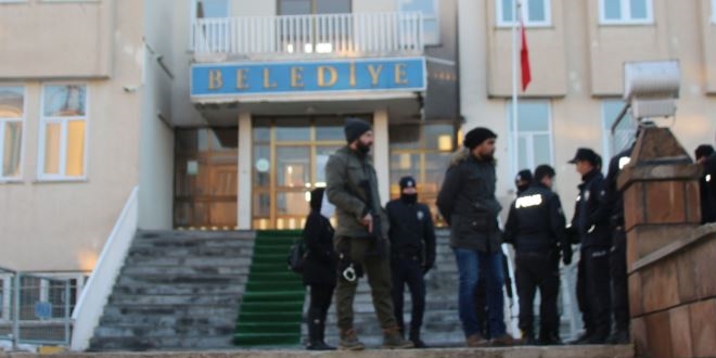 Muş'ta iki Belediye Başkanı gözaltına alındı
