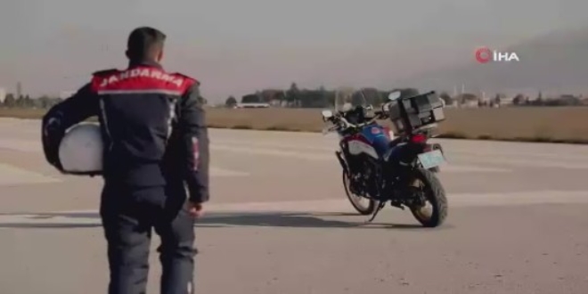 Jandarmadan motosiklet sürücülerine 'uçak'lı uyarı