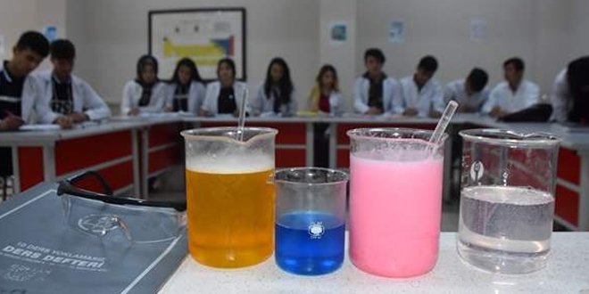 Liseliler bor madeninden çamaşır makinesi jeli üretti