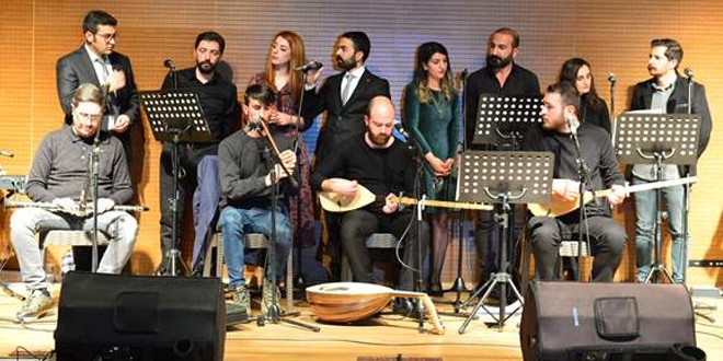 Adliye koridorlarından sahneye koşuyorlar