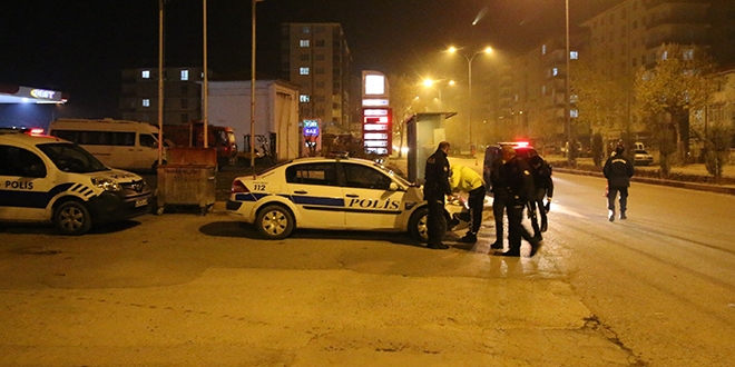 Dur ihtar�na uymayan s�r�c� polis memuruna �arpt�