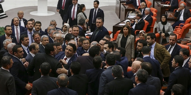 'Gökçek kendini mıncıklatıyor' deyince Meclis karıştı!