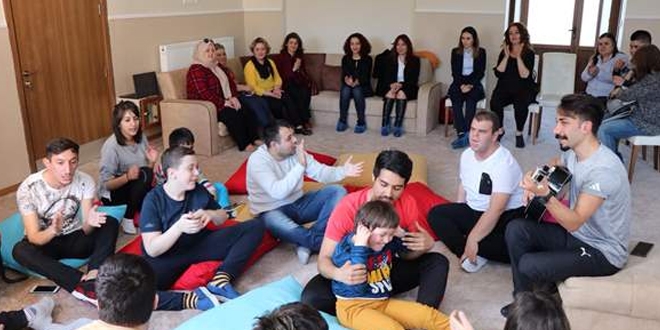 'Özel çocuklar' için gönüllü öğretmen oldular