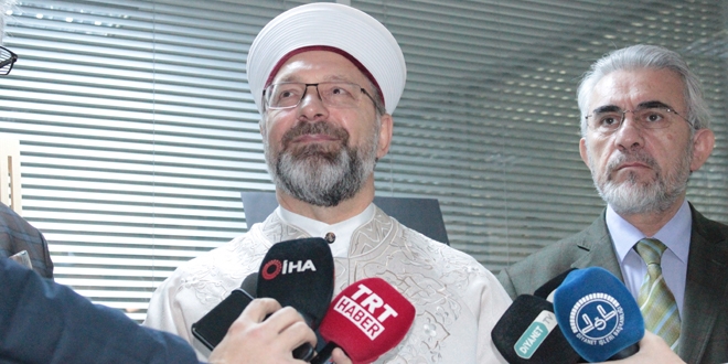 Erbaş: Aynı safta olmak kaydıyla taburede namaz kılınabilir