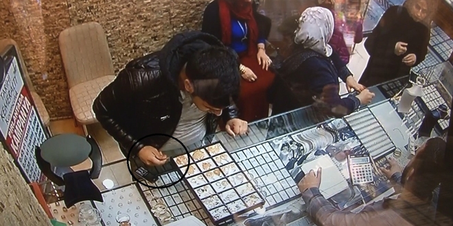 Çaldı, bir de 'kolyeleri alacağım' deyip kapora bıraktı
