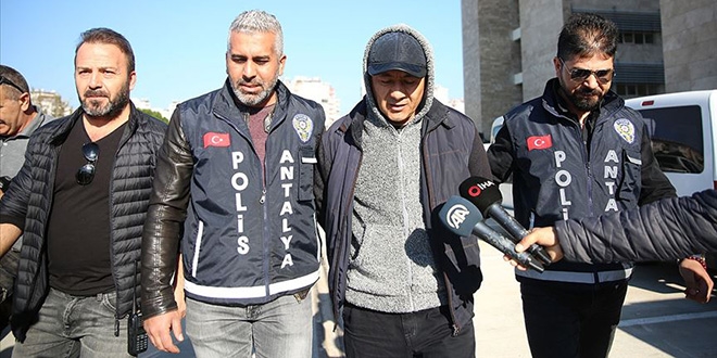 Antalya'da banka şubesine silahla giren zanlı tutuklandı