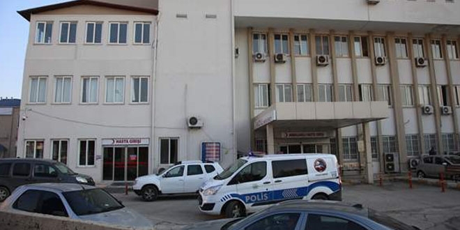 U�uruma devrilen otomobilde yaralanan kad�n�n �ocu�u evde �l� bulundu