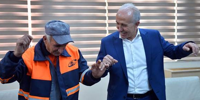 Sokağı halay çekerek temizleyen işçiye bir maaş ikramiye