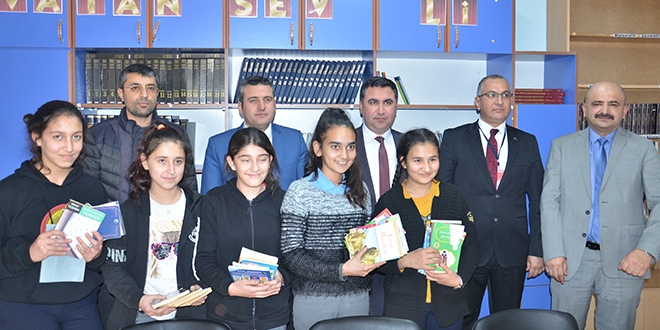 Okula kitap bağışladı, yargılanmaktan kurtuldu