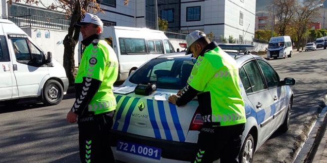 Trafik polisi, eşine ceza yazdı