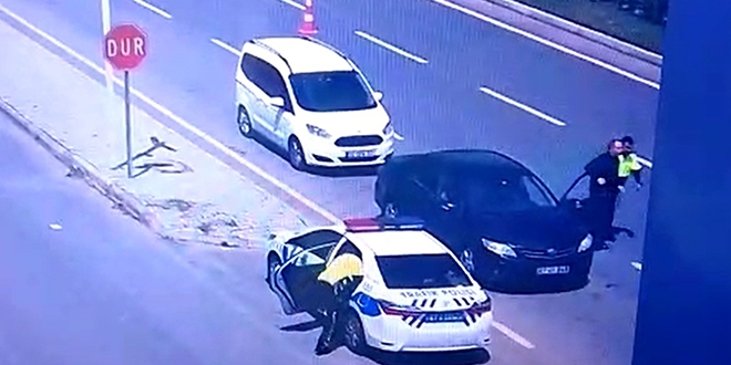 Trafik polisinden hayat kurtaran müdahele
