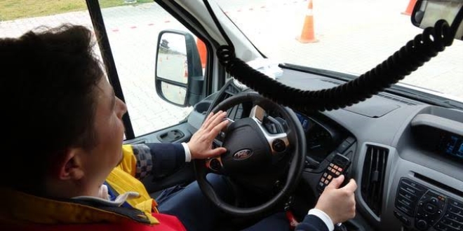 Paramedik adayları 'Ambulans Rallisi'nde yarıştı