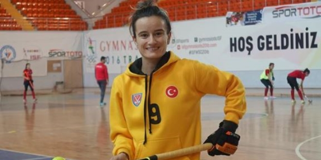 Ayla öğretmen, ay-yıldızlı formayı tutkuyla giyiyor